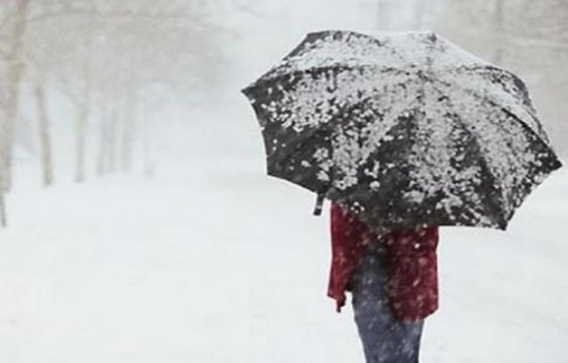 Kışın kullanacağınız güneş gözlüğünü seçerken geniş çerçeveli, göz ve çevresini tamamen kaplayanları tercih edin.