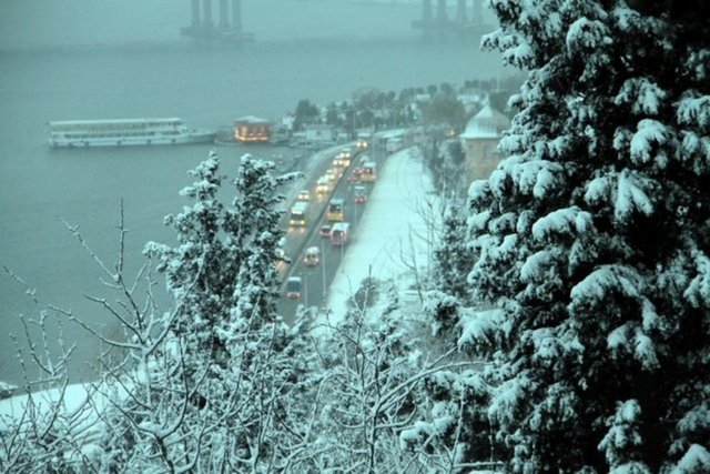 Karlı havada ultraviyole blokajlı, koyu renkli güneş gözlükleri kullanın.