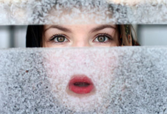 Ani ve yoğun şekilde ultraviyole ışınlara maruz kalan gözlerde hassasiyet ve şikâyetlerin 6-8 saat sonra başlayabiliyor ve birkaç gün sürebiliyor. Gözlerde oluşan hasarın boyutuna göre bu süre 1 haftaya kadar uzayabiliyor.