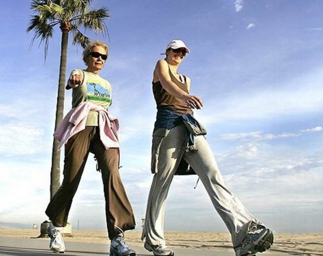 Yürüyüş yapmak (5km hızda) 15 dak 55 kalori