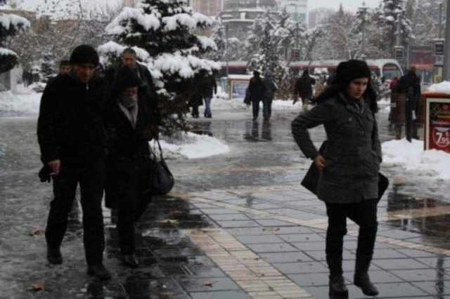 Yürürken iki elinizin de dolu olmamasına dikkat edin. Çocuğunuzu ya da ağır eşyalarınızı kucakta taşımayın. Poşet ya da çantalarınızı iki elinizle taşımayın. Bir eliniz mutlaka boşta kalsın.