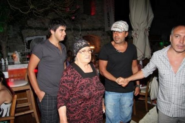 "Ev sahibimiz oturduğumuz evi satılığa çıkarınca ben de babamdan evi almak için yardım istedim.  -  - Beni İstanbul'a çağırdı."