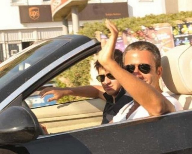 "Her bayram yastığının altına "Baban getirdi" diye para koyardım. Sırf babasına düşman  -  - yetişmesin diye. Ufak bir hediye alır babasının gönderdiğini söylerdim."