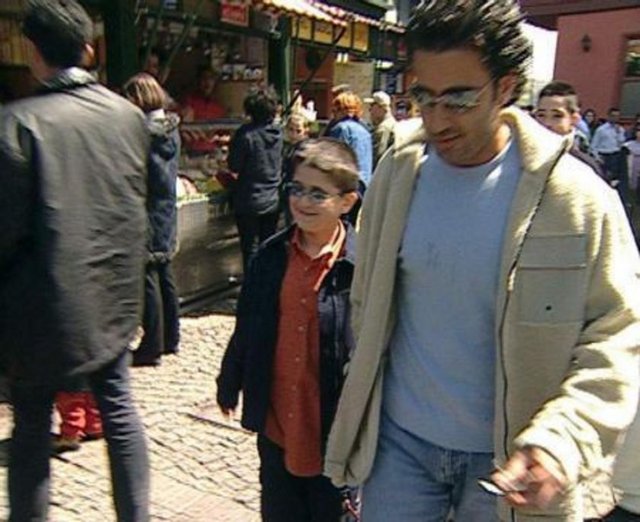 "Dünyaya bir daha gelsen, yine aynı anne babanın oğlu olmak ister miydin?" sorusunu ise "Bu hayatı ben seçmedim. Ama aynı annenin oğlu olmak isterdim. Babama ise sevgi anlamında pek bir şey kalmadı içimde" diye konuştu.