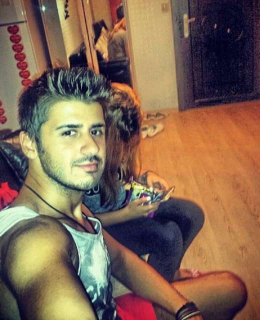 Single, izdivaç programı derken Tayfun şimdi de şansını modellikten yana deniyor.