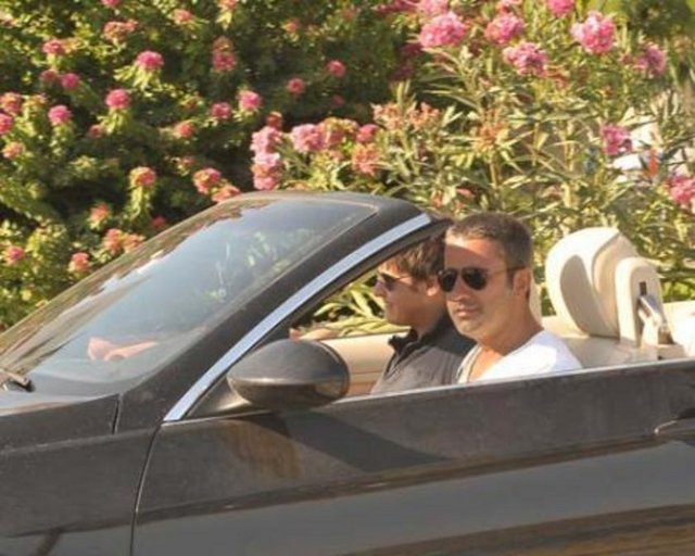Emrah'ın basın danışmanı Engin Esen'in yaptığı "Tayfun, 'Baba, ben 23 yaşındayım, sen 42 yaşındasın. Beni yanlış anlama ama ben bir ev sahibi olmak, rahat yaşamak için senin ölmeni , 50 yaşıma gelmeyi bekleyemem