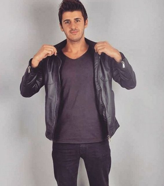 Çekimden kareler paylaşan Tayfun, Instagram hesabına "Baba yolunda gidiyoruz" yazdı.