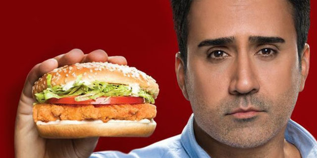 Bir fast food reklamında 2 milyon 800 bin TL'ye rol alan Emrah'ın oğlu da katolog çekiminde boy gösterdi.