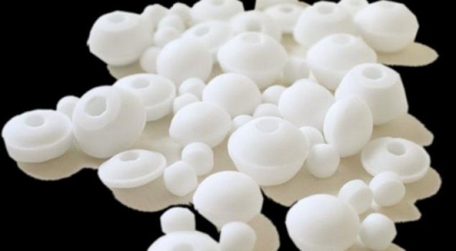 Naftalinin sadece solunum yoluyla değil, temas edilmesi durumunda cilt ile de vücuda geçtiğini ifade eden Doğan, zehirlenmelere de yol açabileceğini dile getiriyor.