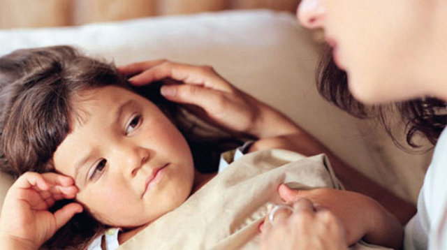 2- İnatçı düşük ateş: Bu özellikle lösemi, hodgkin lenfoma ve hodgkin olmayan lenfoma kanserlerinin ilk belirtileri arasında yer alıyor. Düşük ateş 37.6 ile 38.2 dereceleri arasını ifade ediyor.