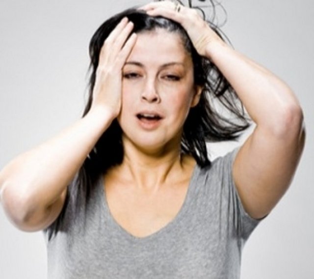 1- Açıklanamayan kilo kaybı: Birçok insan diet yapmadan kilo verdiği için mutlu olur ancak açıklanamayan kilo kaybı (yaklaşık 5 kilo) veya ani iştah kaybı kanserin en yaygın belirtilerinin başında geliyor.