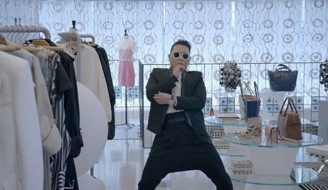 2013'te dünyada dinlenen müzikler ise şöyle: -  - PSY - GENTLEMAN M/V
