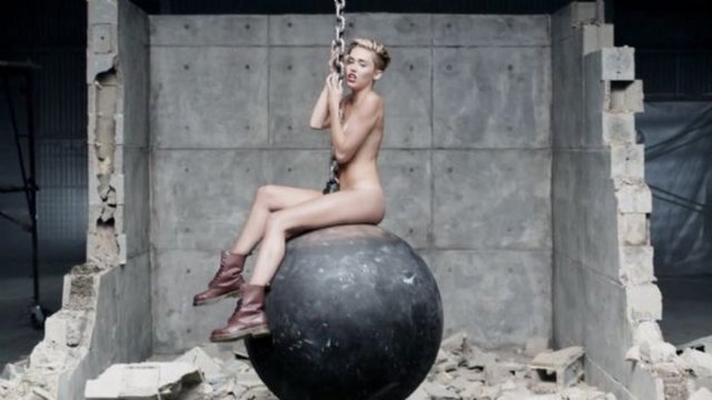 Miley Cyrus-Wrecking Ball (Chatroulette Version)  -  - VIDEOYU IZLEMEK IÇIN TIKLAYINIZ