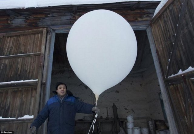 Meteorolojist Burtsev, hava durumu tahmini yapmak için bir hava balonu kullanıyor.