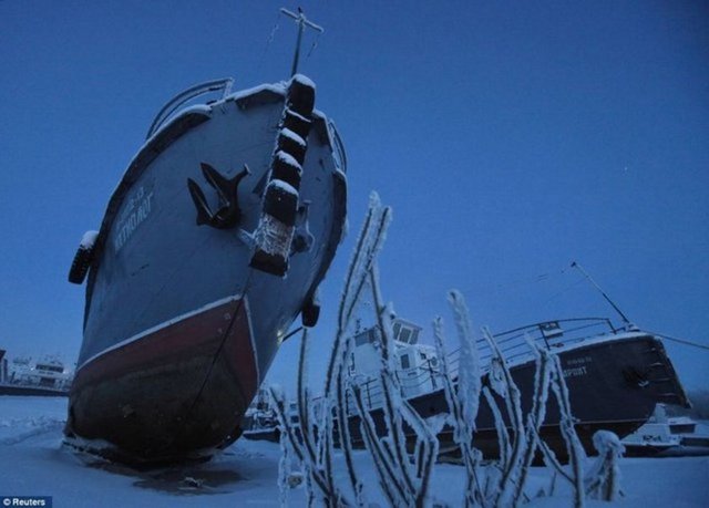 Dünyanın en soğuk yerleşim yeri olarak bilinen Yakutistan'daki Oymyakon adlı köyde hava sıcaklığı-71 dereceye kadar iniyor. Gemiler buza oturmuş durumda. İronik olan ise Oymyakon'ın "donmayan su" anlamına gelmesi...