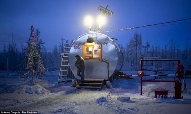Oymyakon'a giden yol üzerinde bir petrol istasyonu. İnsanlar genellikle araçlarının motorları donmasın diye arabalarının kontağını bütün gece açık bırakıyorlar.