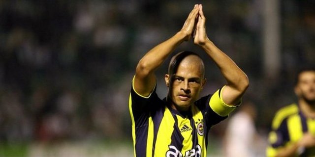 Santos'un futbol genel menajeri Zinho, katıldığı programda, Palmeiras'tan eski takım - arkadaşı Alex'in Brezilya'da kalmayarak Türkiye'ye döneceğini iddia etti.