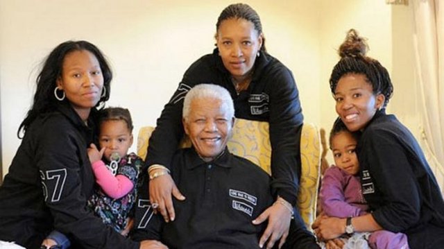 Nelson Mandela'nın bankada 110 milyon doları olduğu ortaya çıkınca Güney Afrika liderinin kızları Makaziwe ile Zenani, miras kavgasına tutuştu.