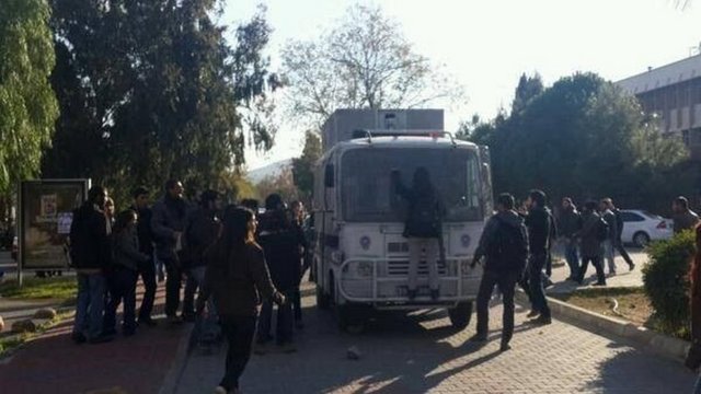 Ege Üniversitesi'nde (EÜ) karşıt görüşlü öğrenci grupları arasında çıkan arbedenin ardından polisin müdahalesini protesto eden bir grup rektörlük binasına yürüdü.