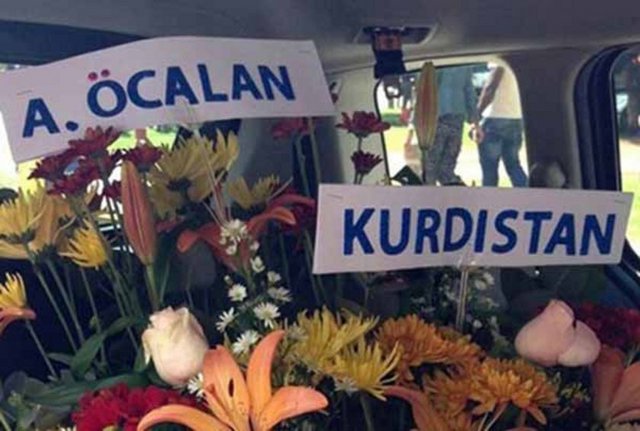 Ünlü gazeteci Christiane Amanpour, Abdullah Öcalan'ın Nelson Mandela'ya gönderdiği çiçeğin fotoğrafını paylaştı. Öcalan, cenaze töreninde katafalkına konulması için üzerinde Kürdistan yazan bir çiçek gönderdi.