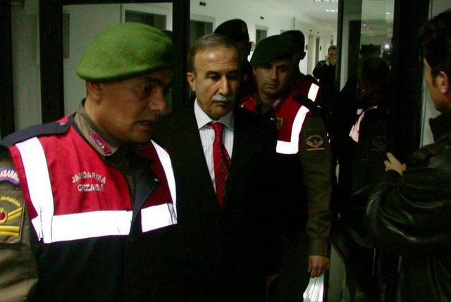 ODA TV Davası'nda yargılanan eski Emniyet Müdürü Hanefi Avcı ve Prof. Yalçın Küçük'ün tahliyesine karar verildi. Küçük'ün Ergenekon, Avcı'nın Devrimci Karargah davalarından tutukluluk halleri devam ettiğinden iki isim cezaevinden çıkamayacak.