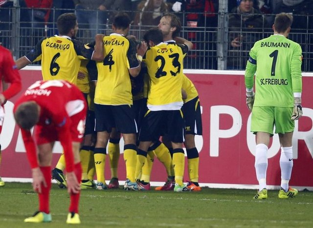 Alman temsilcisi Freiburg kupadan elenirken daha önce bu kupayı kazanan İspanyol Sevilla üst tura çıktı.