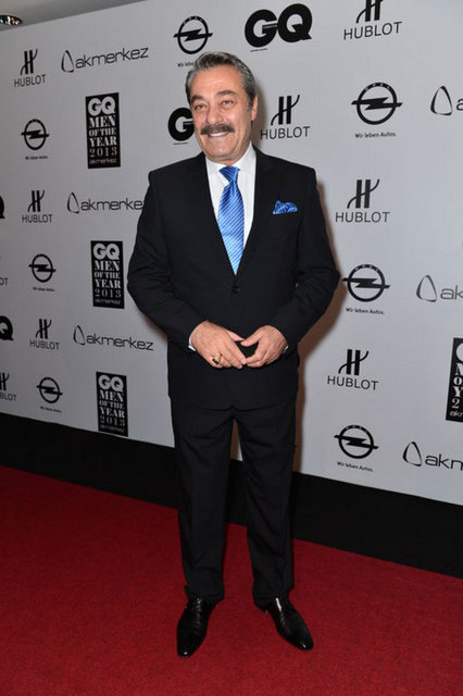 Kadir İnanır geceye yalnız katıldı.