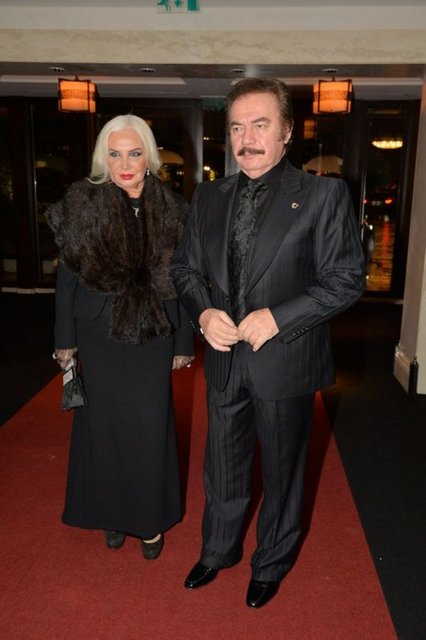 Gecede yılın başarılı erkeklerine ödül veren kişiler arasında Kadir İnanır, Bergüzar Korel, Orhan Gencebay ve Ece Yörenç gibi kendi isimler de yer aldı.