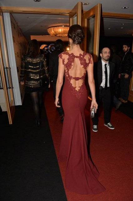 Bergüzar Korel ise kalçalarına kadar inen sırt dekoltesiyle Saat'ten aşağı kalmadı.