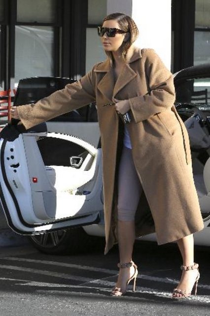 Seri kanlılığını koruyan Kardashian, tişörtünü kapattıktan sonra arabadan indi ve restoranın yolunu tuttu