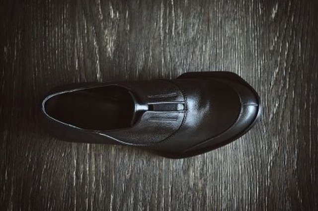 Ayakkabı önerisinde de bulunmak isterim. Değişik tasarımlı siyah deri Keyman erkek ayakkabısını önermek isterim. Fiyatı 345 TL. zet.com