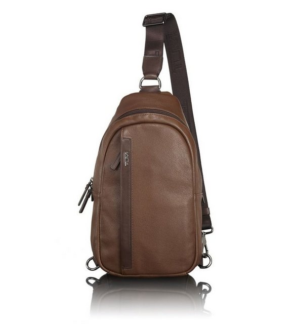 Çok sık seyahat eden veya sırt çantası kullanmayı tercih eden beyler ise, tercihlerini Tumi'nin şık tasarımlı deri çantalarından yana kullanabilirler. Fiyatı 950 TL.
