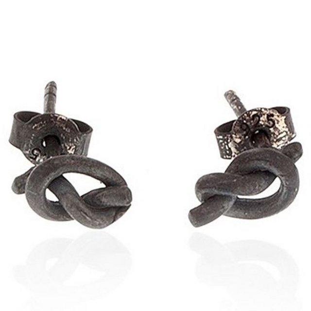 Ya da Besign Jewellery tasarımlı döngü küpeler de tercih nedeni olabilir.