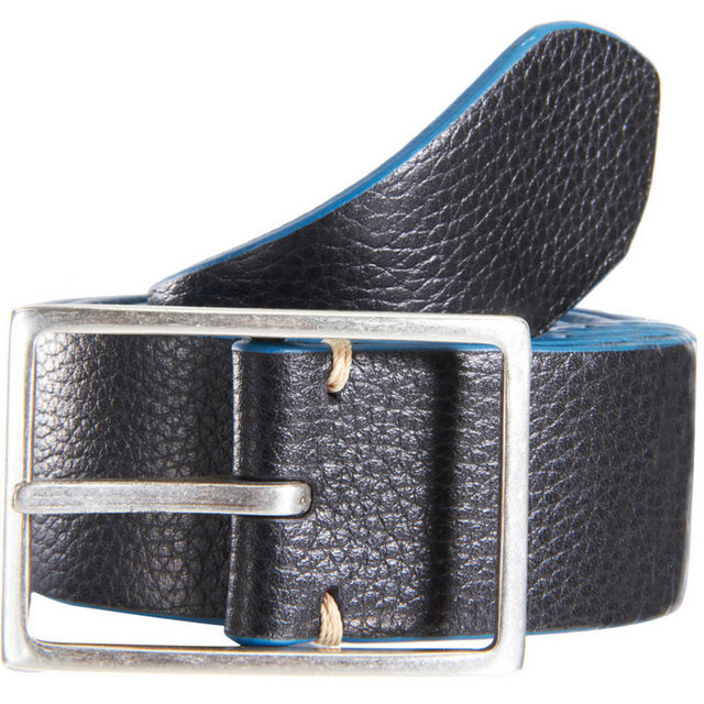 Kemer ise en önemli erkek aksesuarlarından biri. Paul Smith renk detaylı kemerleri casual kullanım için oldukça uygun bir aksesuar. Fiyatı 482 TL.