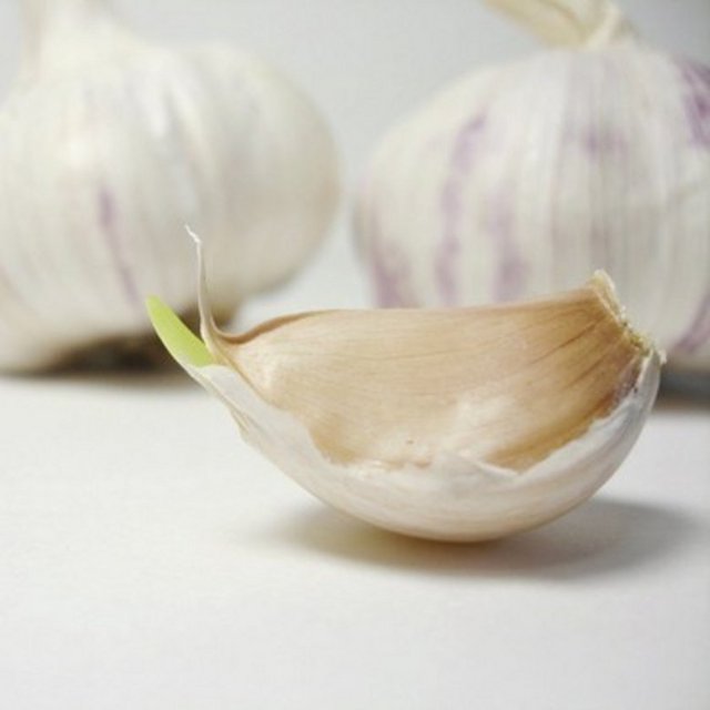 Ayrıca sarımsağın soyulur soyulmaz pişirilmesi, bitkinin anti-kanser özelliklerini yok eden bir kimyasal tepkimeye yol açıyor.