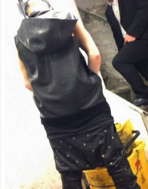 Skandala doymayan Amerikalı şarkıcı Justin Bieber, Bieber'ın gittiği bir gece kulübünde tuvalet yerine restoran mutfaktaki paspas kovasına tuvaletini yaptı.