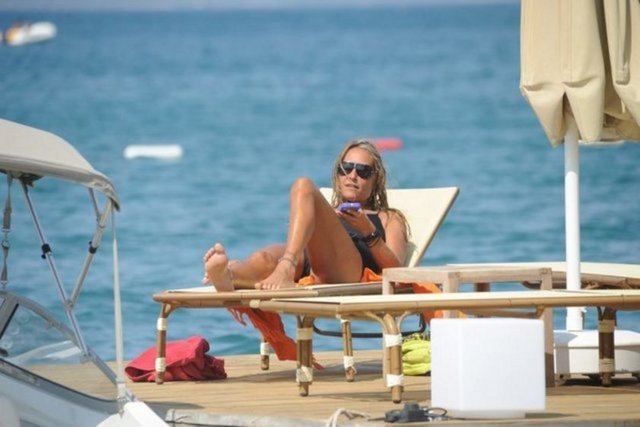 En son 'Survivor' yarışması ile sıkça ismini duyduğumuz fotoğraf sanatçısı Bennu Gerede, iskelede üstsüz güneşlenirken objektifimize takılmıştı.