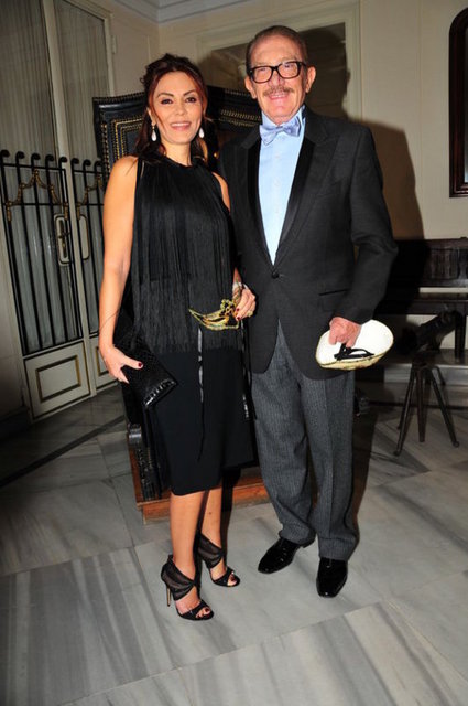 Sosyetenin ünlü simalarından Kemal Gülman ve Feryal Gülman ayrılık kararı aldı. Ayrılık kararının nedeninin Kemal Gülman'ın eşi Feryal Gülman'ı 22 yaşında bir genç kızla aldatması olduğu iddia edildi