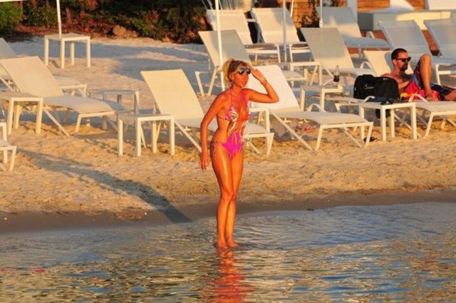 Yıllar önce podyumlardan sahnelere transfer olan, son yıllarda ise yazdığı yemek kitaplarıyla adından söz ettiren Gizem Özdilli, yeni sezonda başlayacağı sinema filmi öncesi Bodrum'da enerji depoladı.