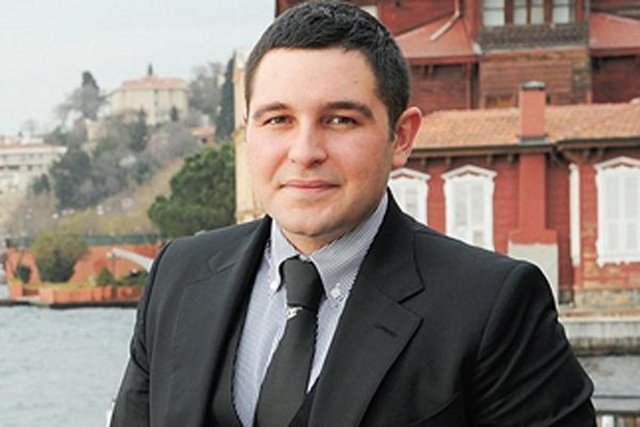 Ailesinin de oyanladığı Savgı ile ilişkisini bir süre önce sanlandıran Sabancı, 3 haftadır ünlü manken Deniz Akkaya'yla birlikte!