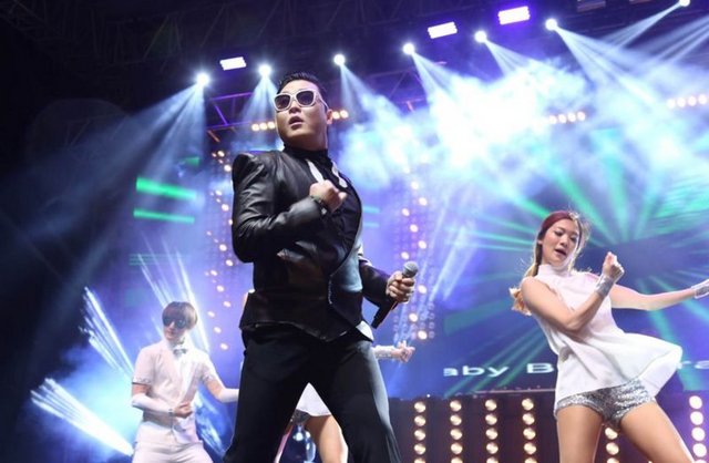 Gangnam Style isimli şarkısıyla dünyaca üne kavuşan Güney Koreli şarkıcı Park Jae-Sang (PSY), İstanbul'da verdiği konserle hayranlarını coşturdu.