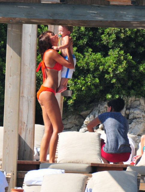 Emina-Mustafa Sandal çifti, tekneleriyle Bodrum'a demir attı bu yaz. iki çocuk annesi Emina Sandal, cesur bikinisi ve kusursuz fiziğiyle göz doldurdu.