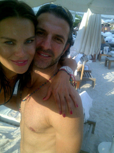 Örnek çift olarak gösterilen eski manken Ebru Şallı ve İş adamı Harun Tan ani bir kararla boşandı.