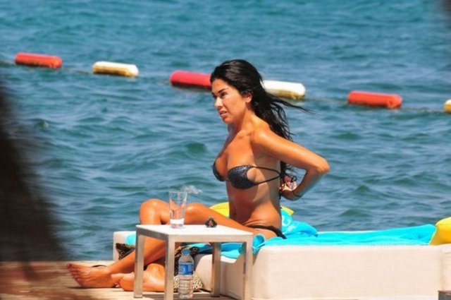 Soyak Holding Yönetim Kurulu Başkanı Erkut Soyak ile aşk yaşayan sosyetik güzel Ayşe San üçüz annesi