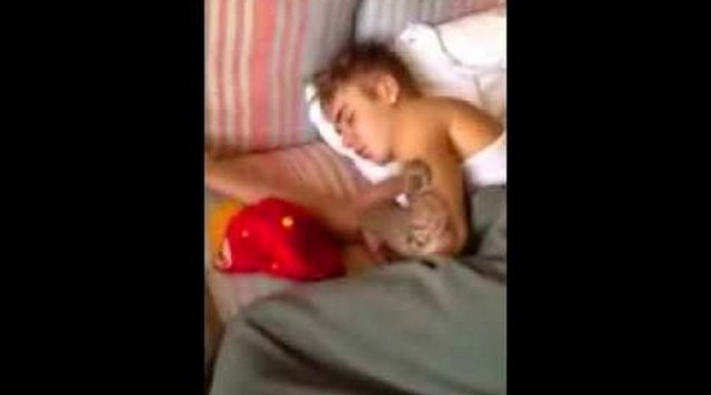 Ünlü Amerikalı şarkıcı Justin Bieber, konser vermek üzere geldiği Brezilya'da Model Tati Nevas'la birlikte oldu. Nevas'ın yatakta uyuyan Bieber'in fotoğrafını sosyal medyada paylaşması olay oldu