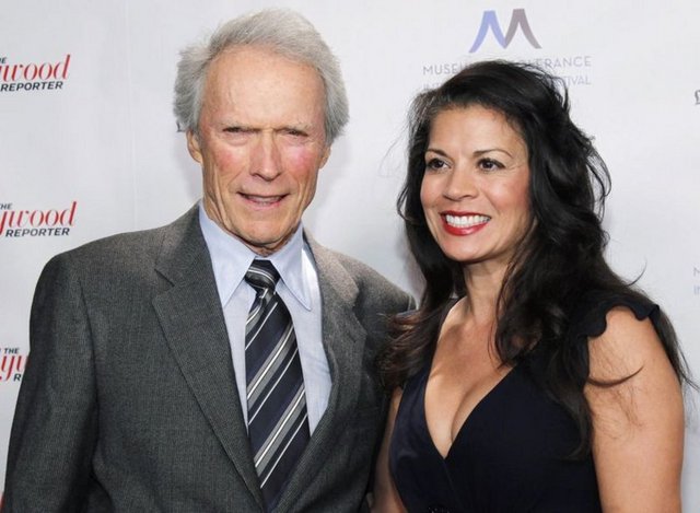 Hollywood'un en uzun süreli evliliklerinden biri daha sona erdi. 2012'den beri ayrı yaşadıkları açıklanan Clint ve Dina Eastwood boşandı