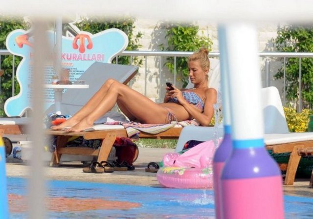 2 çocuk annesi model, oyuncu ve sunucu Çağl Şıkel de kusursuz vücudunu şık bikinilerle sergiledi...