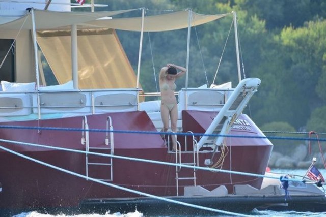 Bu yaz bir arkadaşının teknesinde tatil yapan Hande Ataizi, Bodrum'a tam anlamıyla demir atanlardan.