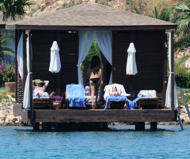 İskelede podyum edasıyla yürüyen Güzide Duran Aksoy, tatil için Bodrum'daydı.
