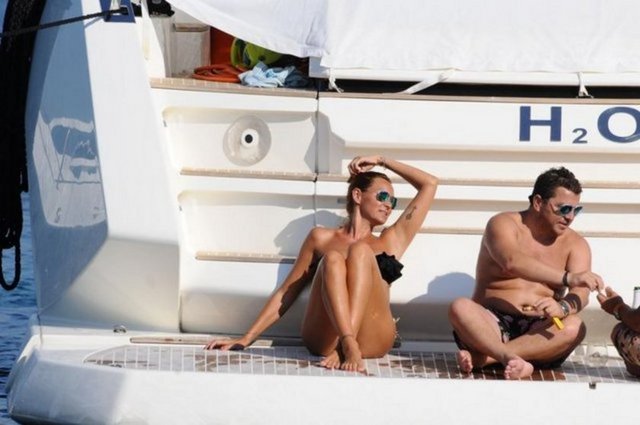 Pınar Altuğ ve eşi Yağmur Atacan yatları ile Bodrum'a demir attı.